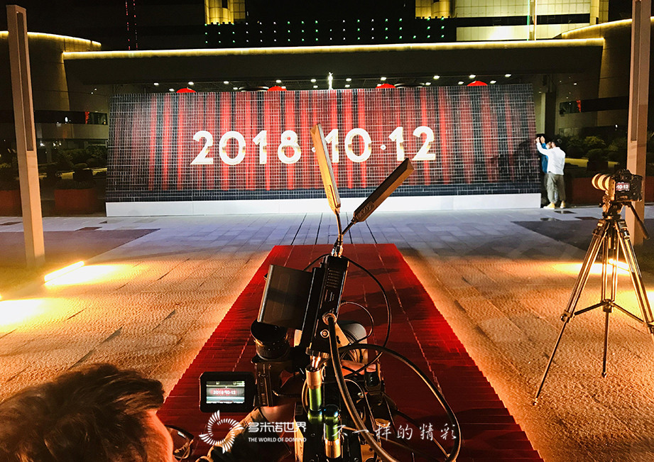 美侖美奐多米諾骨牌秀開場，金鷹女神華麗登場