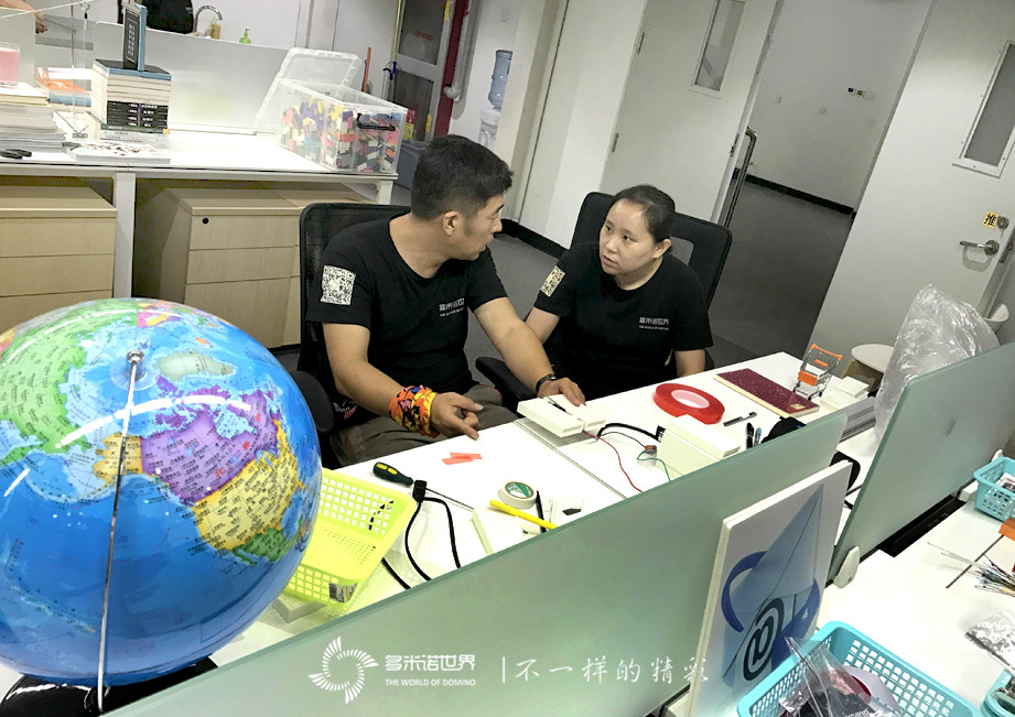 “I’m BACK！”黑莓視頻—精巧多米諾裝置展示KEYone新品特性